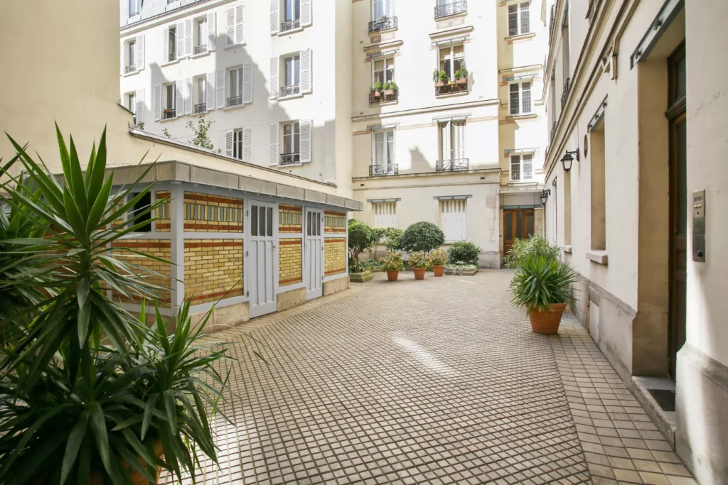 Cour